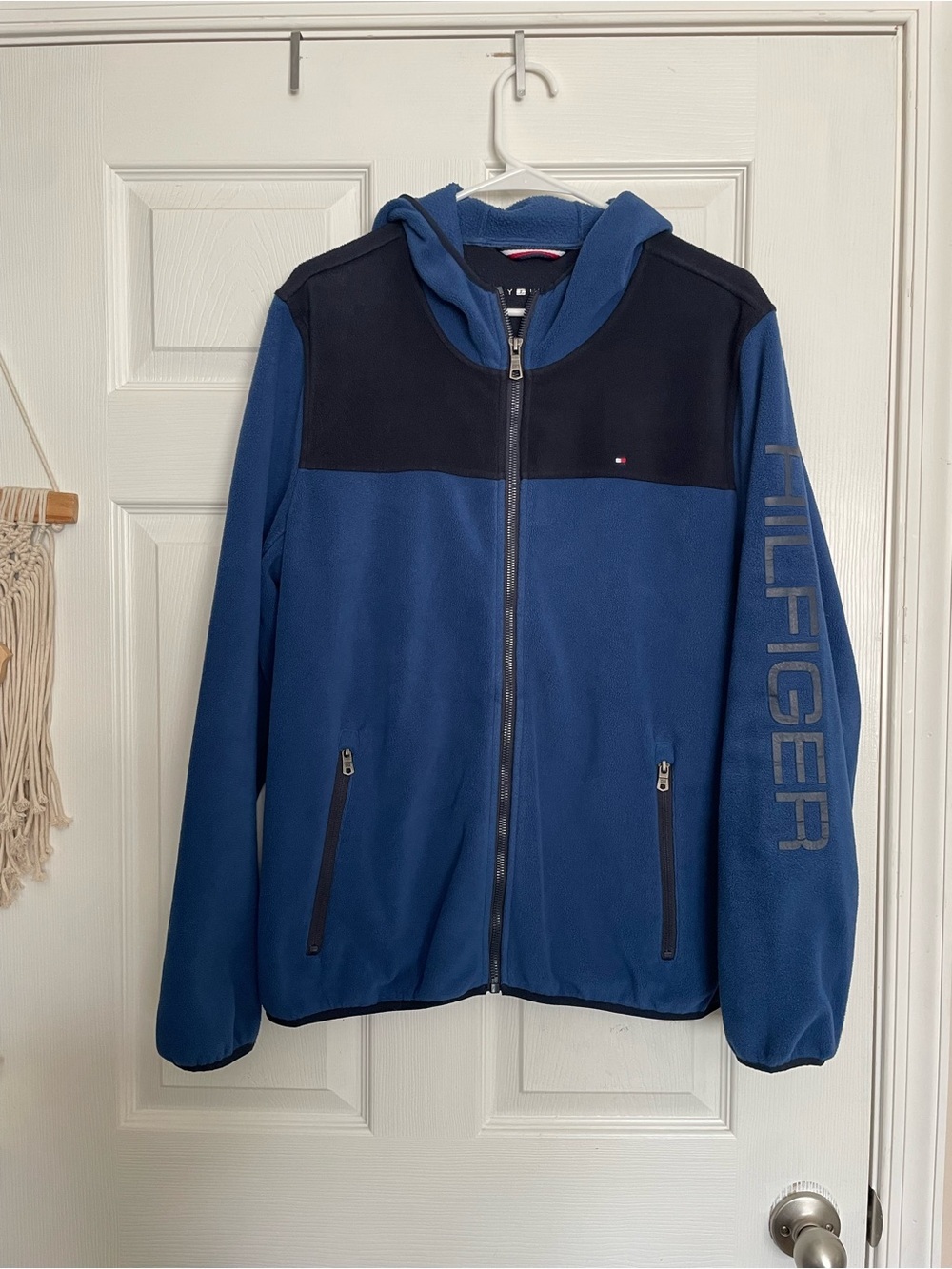 Tommy Hilfiger Men's size Medium Two tone Blue Hooded Fleece Jacket